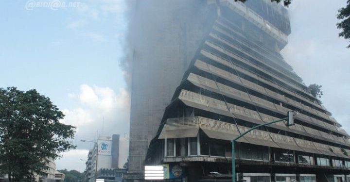 Côte d’Ivoire : Déclaré immeuble à risque en 2008, la «Pyramide » en flamme