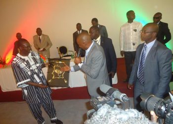 Dramane Sawadogo fait don au PM