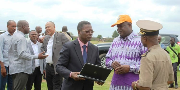 Aka Sayé Lazarre-Djaya Jean et le Préfet en entretien