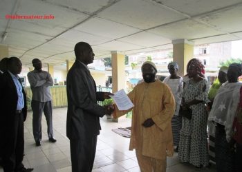Le Ministre-Conseiller de l&rsquo;ambassade recevant la motion de protestation des Sans Voix