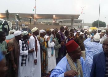 Acceuil du Cheick de Ramatoulaye à l&rsquo;aeroport d&rsquo;Abidjan