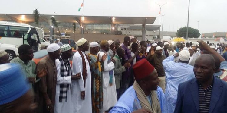 Acceuil du Cheick de Ramatoulaye à l&rsquo;aeroport d&rsquo;Abidjan