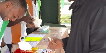 Hamed Bakayoko exerçant son droit de vote