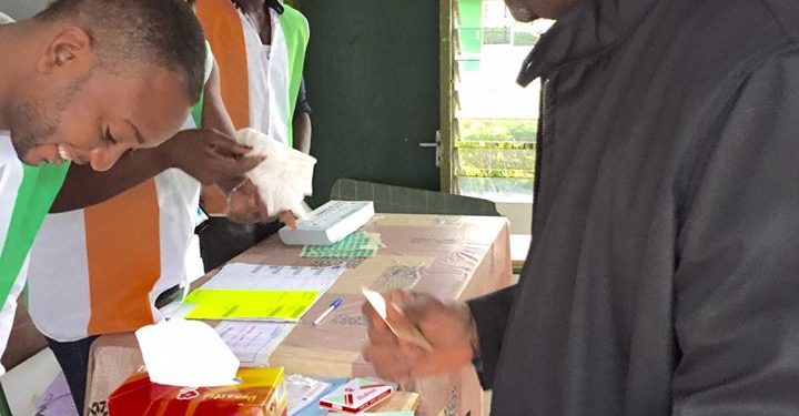 Hamed Bakayoko exerçant son droit de vote