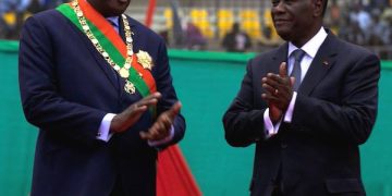 Ouattara félicitant Roch Kaboré à son Investiture à Ouaga