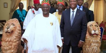 Ouattara pose avec le Roi