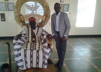 Burkina : Alexandre Lebel Ilboudo présente le manuscrit de son 4é livre au Moogo Naaba