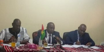 Alpha Barry entouré du Consul et du chargé d&rsquo;affaires