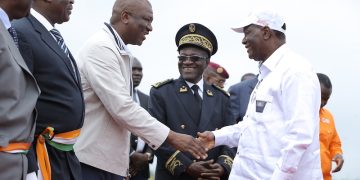 Bouaké: Ouattara salue les officiels à son arrivée