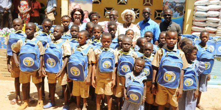 Kong : Children Of Africa distribue des kits et des effets scolaires aux élèves
