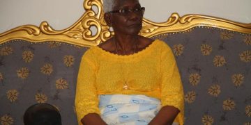 Paquinou: La Reine des Baoulé s’incline sur la tombe d’Houphouët avant les festivités