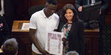 France :Mamoudou Gassama a reçu la plus haute distinction de Paris