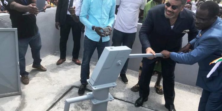Sakassou/Accès à l’eau potable: Un opérateur économique offre une pompe hydraulique et une broyeuse aux femmes