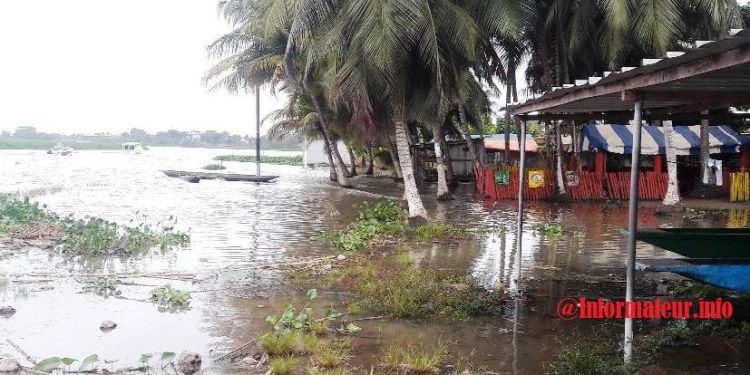 Crue des eaux/Moossou : La Cour du Roi et des riverains menacés par la lagune