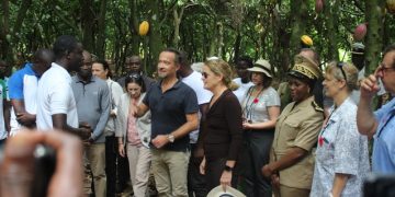 Djékanou : La Gouverneure générale Julie Payette visite une plantation de cacao