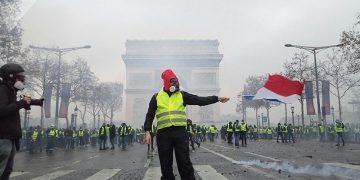 Sous la pression des «Gilet jaunes» : Le gouvernement suspend la taxe sur le carburant