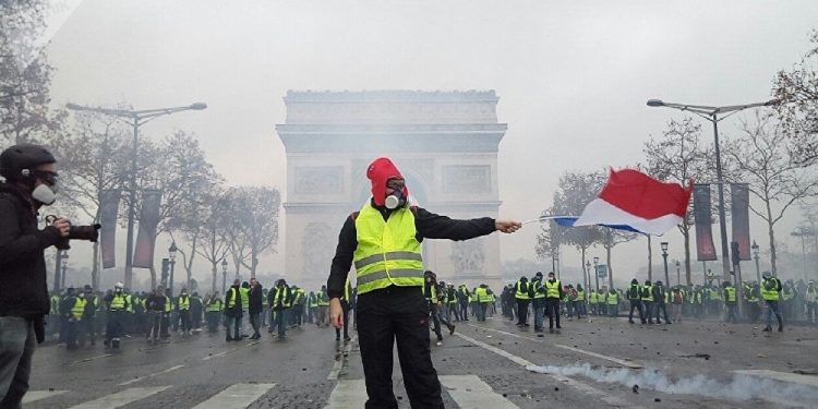 Sous la pression des «Gilet jaunes» : Le gouvernement suspend la taxe sur le carburant