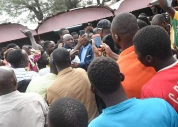 En route pour Ferké : Guillaume Soro prend un bain de foule à Niakara