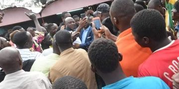 En route pour Ferké : Guillaume Soro prend un bain de foule à Niakara
