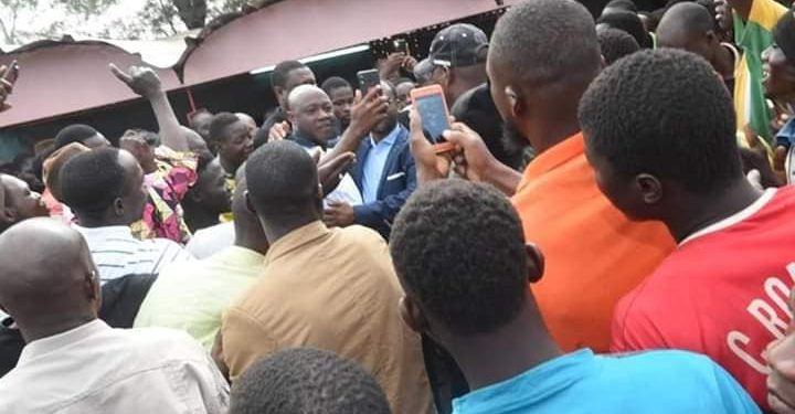 En route pour Ferké : Guillaume Soro prend un bain de foule à Niakara
