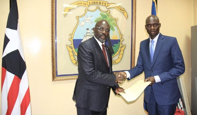 Macron félicite George Weah et l’invite à Paris