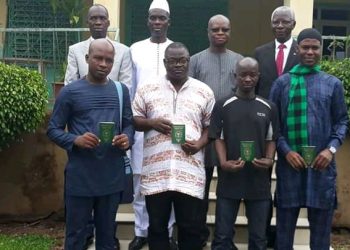 Missions consulaires : Les premiers passeports remis par le ministre des Burkinabè de l’extérieur