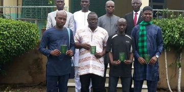 Missions consulaires : Les premiers passeports remis par le ministre des Burkinabè de l’extérieur