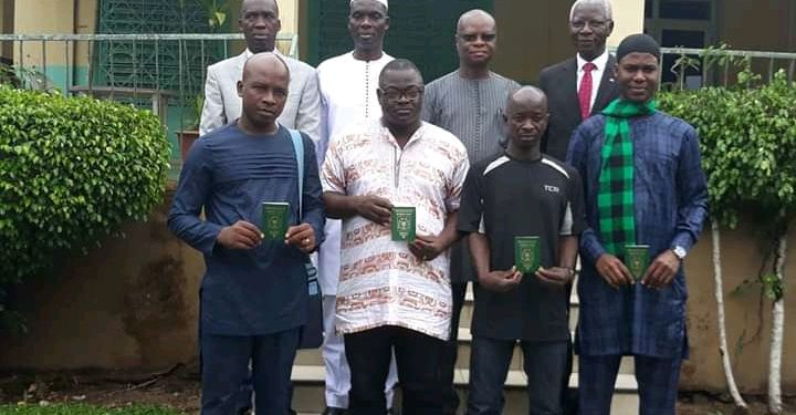 Missions consulaires : Les premiers passeports remis par le ministre des Burkinabè de l’extérieur