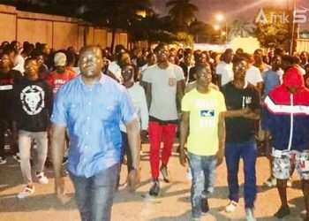 Tensions PDCI-RHDP : Des jeunes manifestent devant le domicile de Bédié