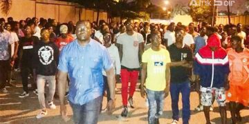 Tensions PDCI-RHDP : Des jeunes manifestent devant le domicile de Bédié