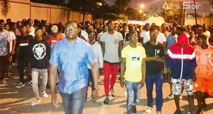 Tensions PDCI-RHDP : Des jeunes manifestent devant le domicile de Bédié