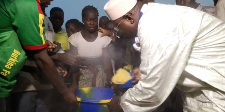 Terrorisme/Burkina : Eddie Komboïgo vole au secours des déplacés de Kongoussi