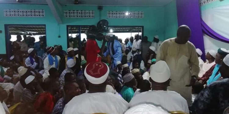 Tafsir 2019 : Des centaines de fidèles communient avec le Cheick Aziz Sarba à Abobo