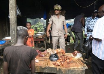 Incivisme alimentaire: Le Préfet d’Abidjan visite le cadre crasseux d&rsquo;un site de vente de Choucouya