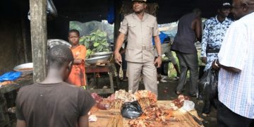 Incivisme alimentaire: Le Préfet d’Abidjan visite le cadre crasseux d&rsquo;un site de vente de Choucouya