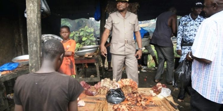Incivisme alimentaire: Le Préfet d’Abidjan visite le cadre crasseux d&rsquo;un site de vente de Choucouya