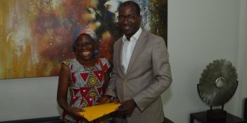 Assistance/Culture:Dominique Ouattara aux côtés de la comédienne Amoin