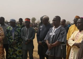 Massacre de Barsalogho : Le gouverneur de la région du Centre-Nord pleure avec les familles éplorées