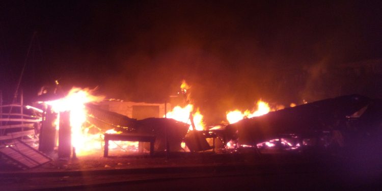 Man : Un incendie ravage deux menuiseries et un commerce de bois