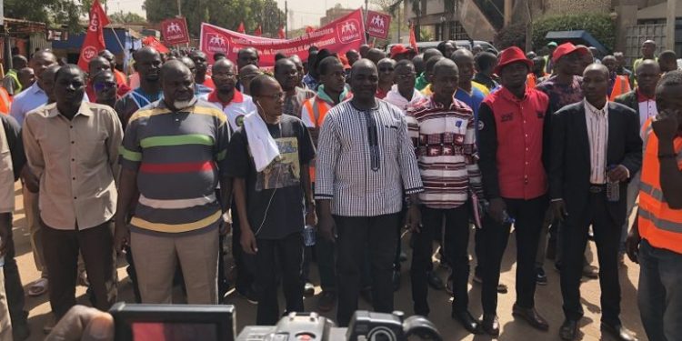 Application de l’IUTS: Des milliers de travailleurs Burkinabè protestent dans les rues de Ouaga
