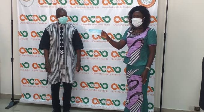 Lutte contre le Covid-19: Le COEBCI remet un chèque de 5  millions FCFA au ministère de la Solidarité et de la Cohésion sociale