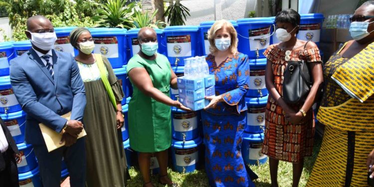 Covid-19: Dominique Ouattara fait des dons d’une valeur de 130 millions F CFA à une centaine d’ONG