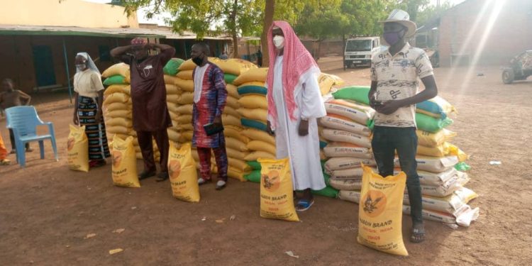 Covid-19/Pouytenga : L’université polytechnique de Gampéla offre des vivres aux populations