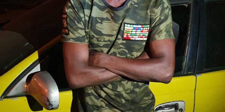 Abobo: Un conducteur de taxi en tenue militaire interpellé en plein couvre-feu