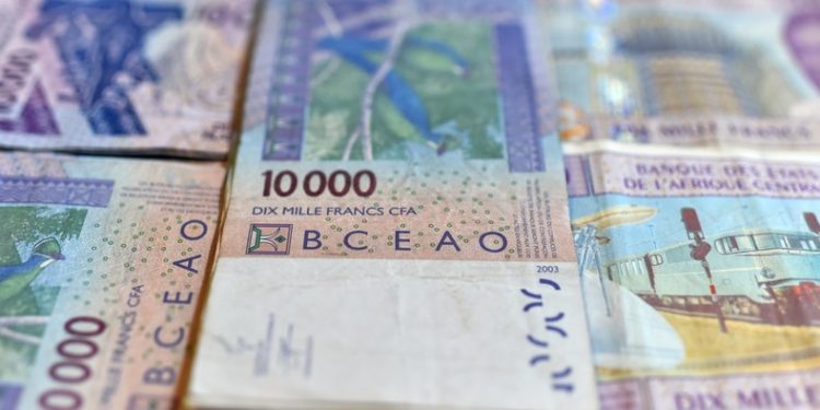 Économie: La France entérine la fin du Franc CFA