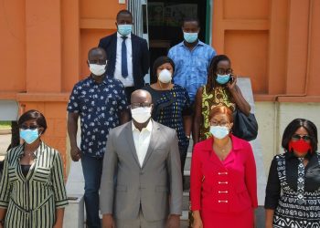 Covid-19: Les créateurs de mode offrent 1000 cache-nez aux journalistes  