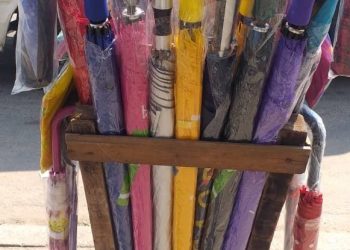 Saison des pluies: Les bonnes affaires des vendeuses et vendeurs de parapluies 