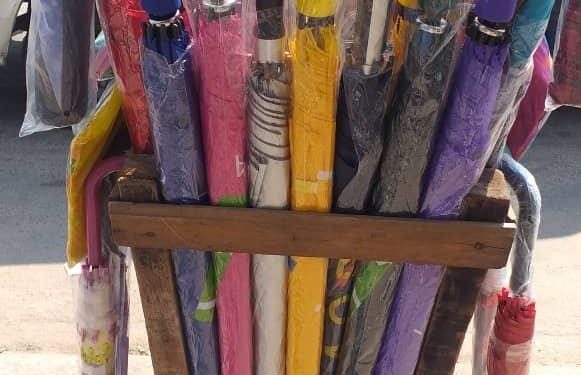 Saison des pluies: Les bonnes affaires des vendeuses et vendeurs de parapluies 
