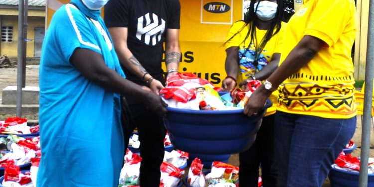 Covid-15:  Le groupe MTN vient en aide aux familles vulnérables de Yopougon Ndokoi et Port-Bouët