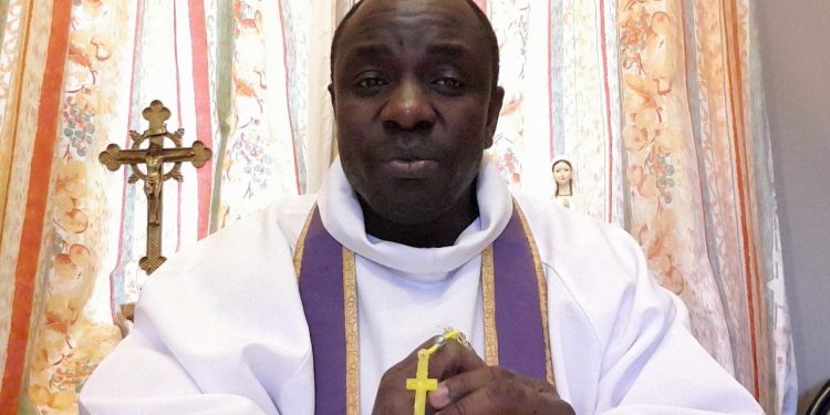 Covid-19/ Un Prêtre interpelle le gouvernement :  » Le virus ne circule plus quand le RHDP se réunit? »